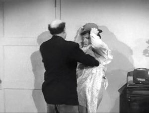 Turn off that radio! Sid Fields beats up Lou Costello