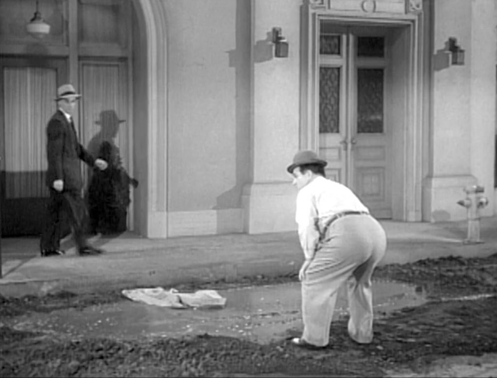 Lou Costello plays Sir Walter Raleigh so a young lady won't get her feet wet - resulting in his jacket getting run over