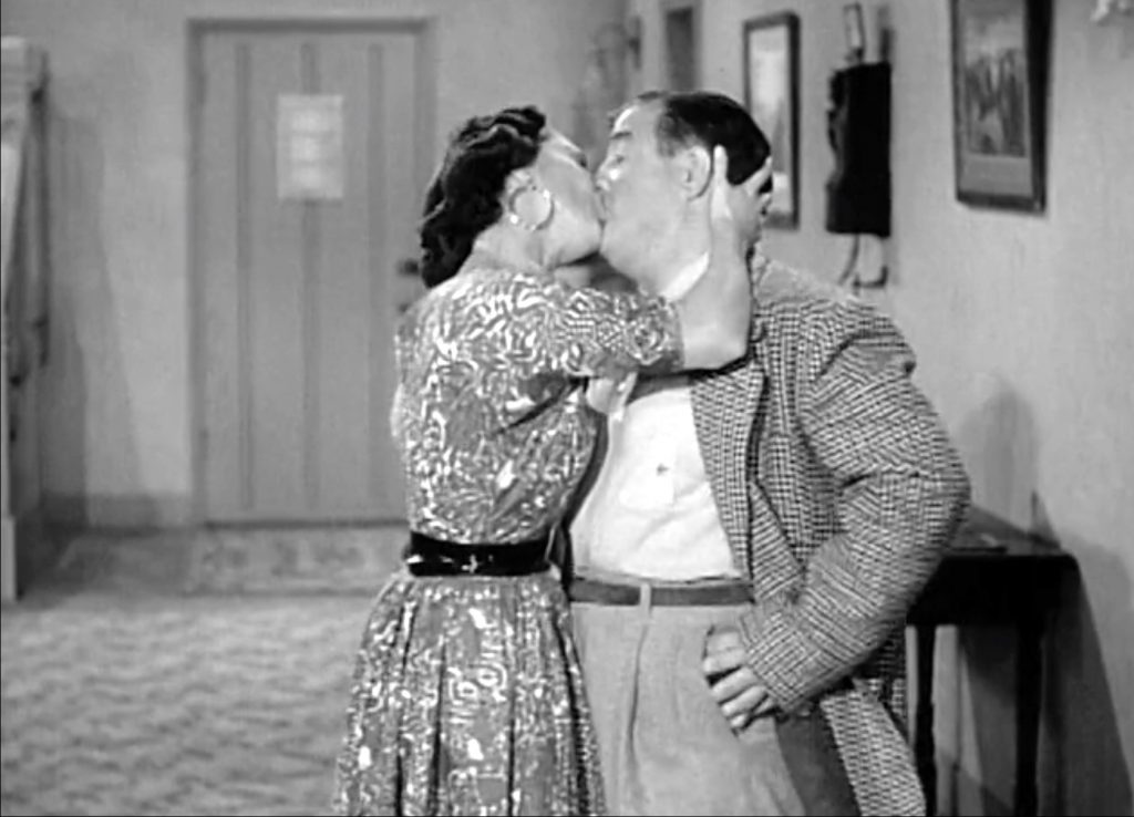 Ruby kissing the pigeon, Lou Costello - to set him up for murder!